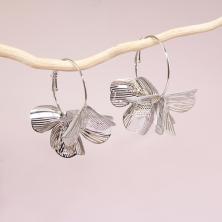 Серьги-кольца "Парящие лепестки" d-4,0см арт.ИВ-897 серебрянный (нержавеющая сталь)