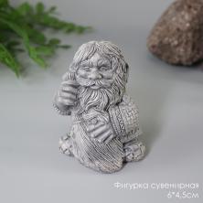 Сувенир полистоун "Домовой с веником" 5*6,5см арт.ФУ-11991 серый