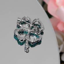 Брошь "Клевер" 30*27мм арт.9409966 серебро/изумрудный