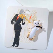 Брошь "Кот" играет на скрипке 40*20мм арт.7077755 золото/белый