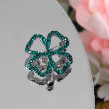 Брошь "Клевер" 30*27мм арт.9409966 серебро/изумрудный