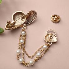 Брошь "Шляпа" со стразами арт.2053 золото/белый/красный