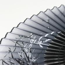 Веер бамбук/текстиль 21см "Бабочки в траве" арт.7641634 черный/белый