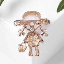Брошь "Девочка в шляпке" 40*35мм арт.5244552 золото/микс