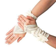 Карнавальный аксессуар перчатки атласные 17см арт.20131010-005 с бусинами молочный