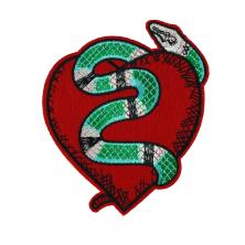 Термоаппликация "Сердце со змеей" арт.ФУ-9905 красный/микс