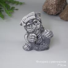 Сувенир полистоун "Домовой на удачу" 5*6,5см арт.ФУ-11991 серый