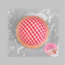 Игольница на деревянной подложке 