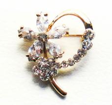 Брошь "Юнона" со стразами 35*32мм арт.X01-1032